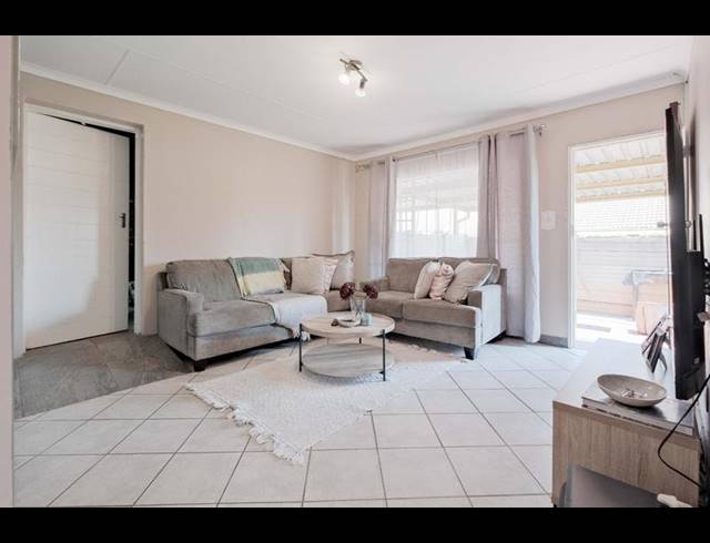 2 BEDROOM TOWNHOUSE FOR SALE IN ROOIHUISKRAAL NORTH